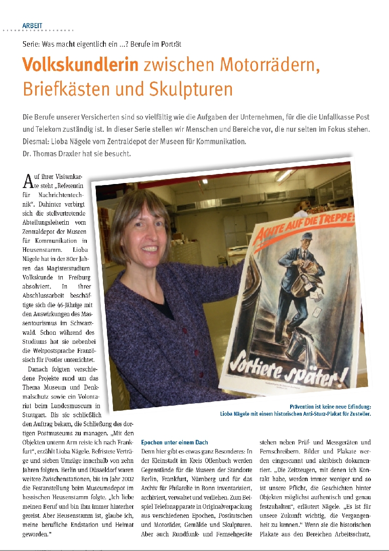 Volkskundlerin zwischen Motorrädern Breiefkästen und Skulpturen